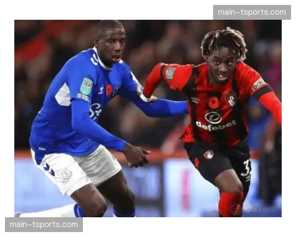 雨中激战，伯恩茅斯对阵埃弗顿比赛两度因天气暂停